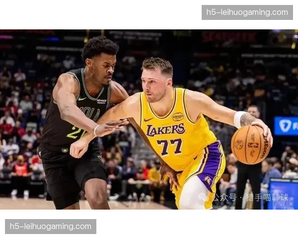 湖人进攻体系运转 东契奇持球发起与里夫斯侧翼接应配合 湖人进攻体系运转 东契奇持球发起与里夫斯侧翼接应配合